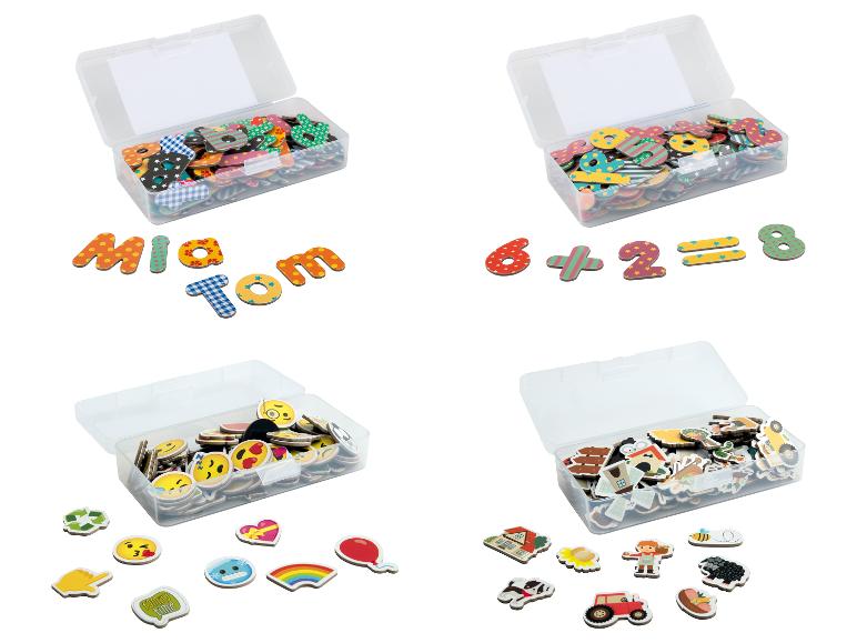 Magnetische letters, cijfers en emoji's in opbergdozen.