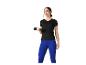 Vrouw in zwart shirt en blauwe leggings traint met een dumbbell.