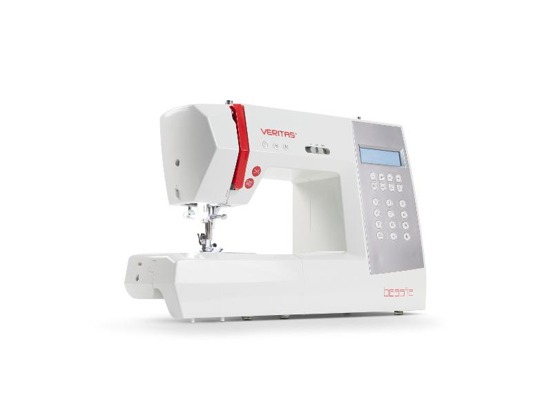 Witte elektronische naaimachine met rode accenten en een digitaal display.