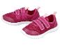 Een paar roze kindersportschoenen met klittenbandsluiting en witte zool.