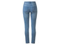 Een paar blauwe skinny jeans voor vrouwen.