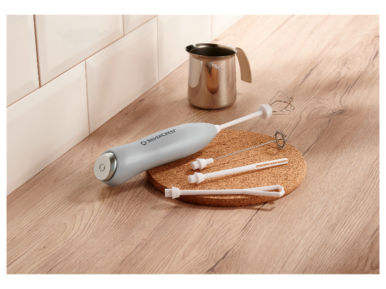 Silvercrest melkschuimer met garde en kan op houten aanrecht.
