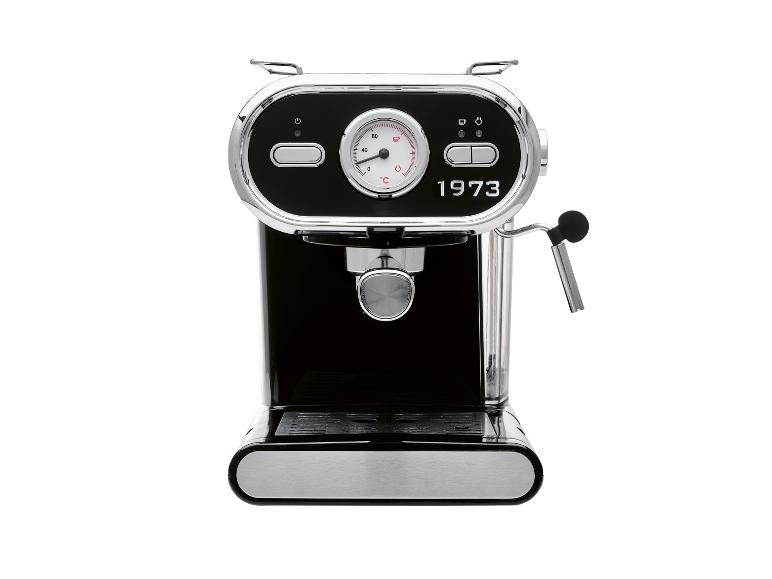 Een zwart-zilveren espressomachine in retrostijl.