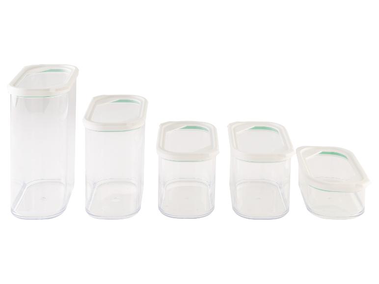 Een reeks doorzichtige opbergdozen met witte deksels.