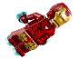 LEGO Iron Man minifiguur, rood en goud, met blauwe stuwraketten, vliegend.