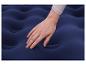 Hand drukt op een donkerblauw opblaasbaar matras