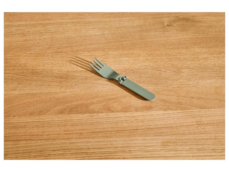 Groene opvouwbare vork op een houten tafel