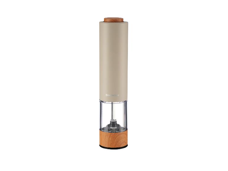 Elektrische zout- en pepermolens met houtlook en beige behuizing.