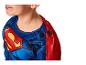 Close-up van een kind in een blauw superheldenkostuum met rode cape en geel S-logo.