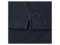 Detail van een marineblauwe poloshirt met zijsplitten.