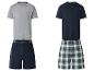 Twee herenpyjamasets: één grijs en blauw, de andere blauw en groen geruit.
