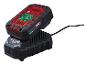 Een rood-zwarte accu van een elektrisch gereedschap laadt op een zwarte oplader, met een kabel die uit de oplader komt.