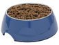 Een blauwe hondenvoerbak gevuld met droogvoer.
