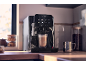 Volautomatisch koffiezetapparaat met een kop latte op een aanrecht.