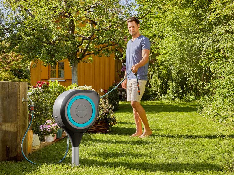 Man gebruikt Gardena tuinslang om te water geven in de tuin.