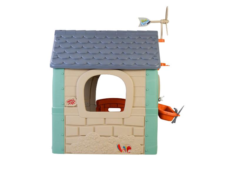 Een plastic speelhuis met een windmolen, een raam en een bak.