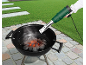 Elektrische barbecueaansteker die houtskool aansteekt in een houtskoolbarbecue.