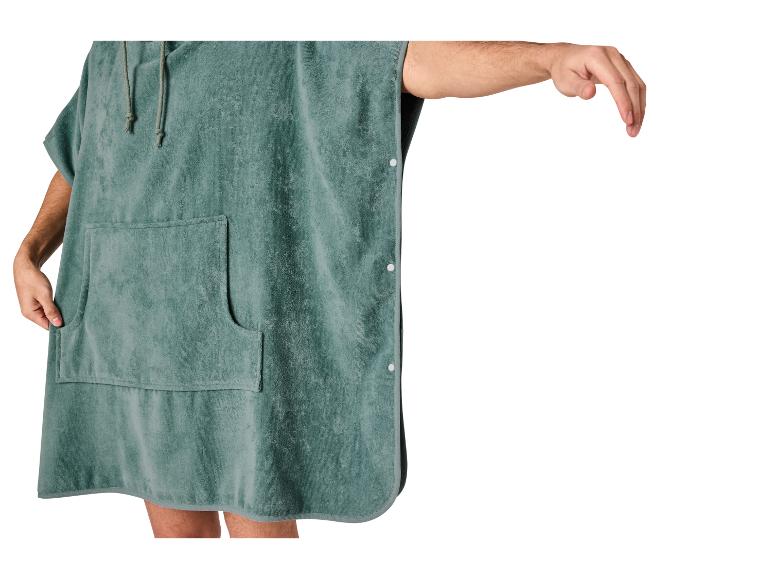Groene handdoekponcho met capuchon en zak, met uitgestrekte arm