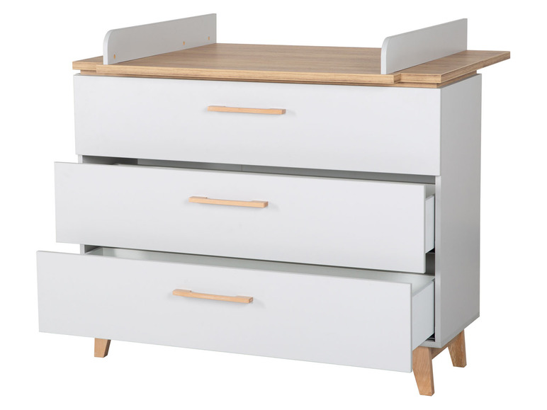 Witte commode met drie laden en een verschoningsblad