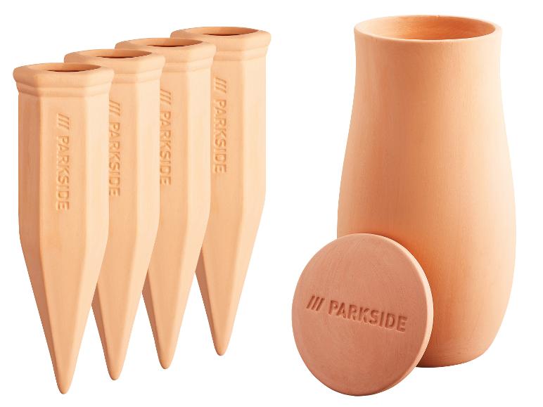 Terracotta plantenbewateringsset en een kan met deksel.