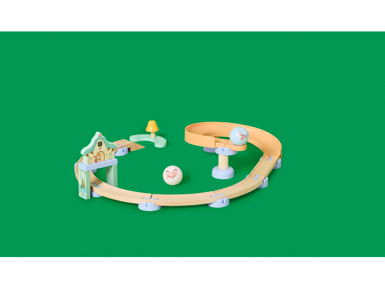 Houten knikkerbaan met bosthema, inclusief een sprookjeshuis en twee ballen met dieren.