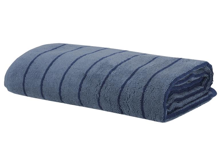 Een blauwe handdoek met strepen, opgerold.