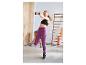 Vrouw in zwarte sportbeha en paarse legging oefent met dumbbells