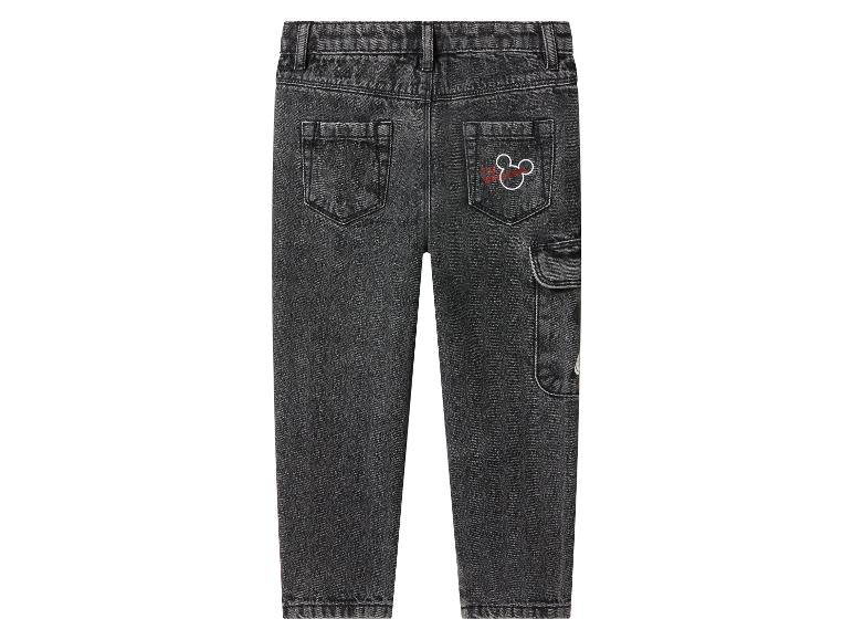 Zwarte denim kinderjeans met Mickey Mouse-borduurwerk op de achterzak.