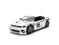 Witte speelgoedauto met zwarte details en Star Wars-thema.