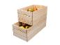 Houten kratten gevuld met fruit en groenten.