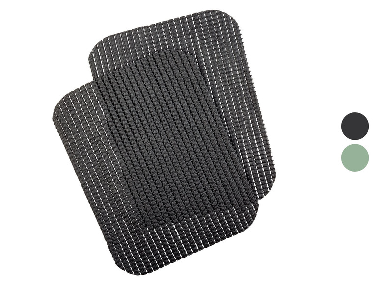 Twee zwarte placemats met een ruitpatroon.