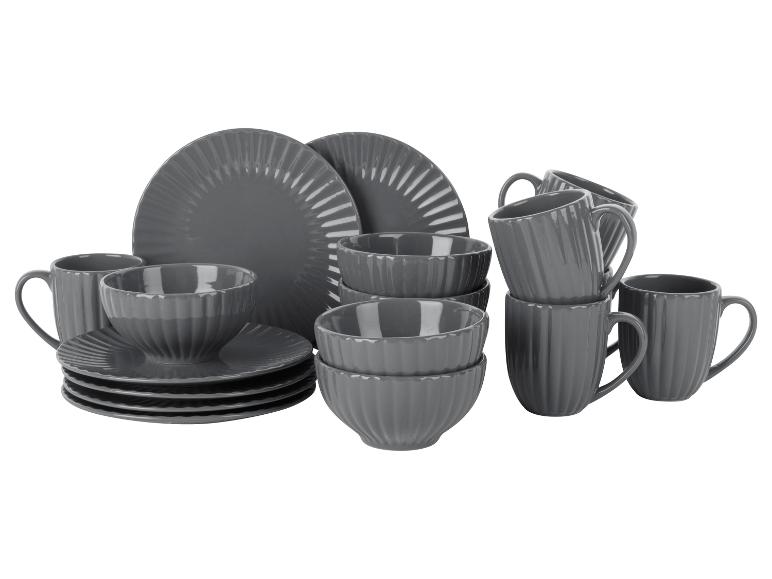 Grijze serviesgoed set met borden, kommen en mokken.
