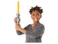 Een jongen met een grijze trui houdt een Star Wars lightsaber vast.