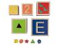 Houten blokken met letters A, E, nummer 2, krokodillen en geometrische vormen met dieren.