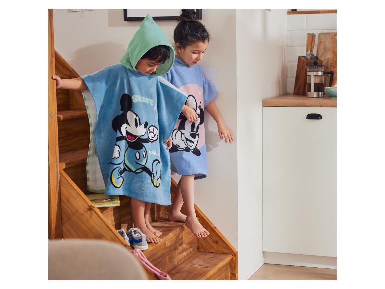 Kinderen in Mickey Mouse badponcho's.
