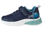 Blauwe kindersneakers met een vrachtwagenprint.