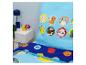 Kinderbeddengoedset met cartoonfiguren en een nachtkastje met decoratie.