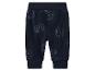 Donkerblauwe babybroek met een wit en lichtblauw bloemenpatroon.