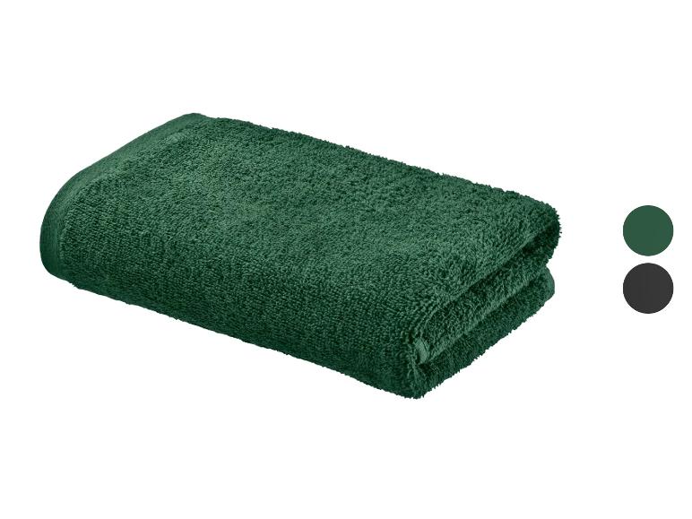 Gevouwen donkergroene handdoek