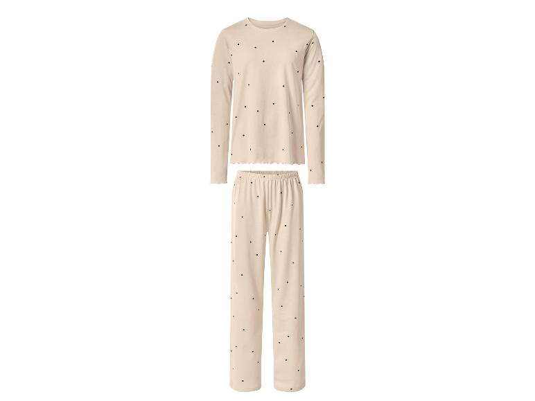 Beige tweedelige pyjama met zwarte stippen, met een top met lange mouwen en een broek.