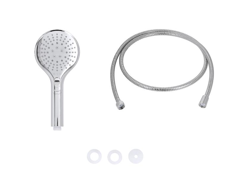 Chromen handdouche met slang en afdichtringen op een witte achtergrond.