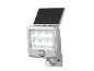Zilverkleurige LED-zonnelamp met bewegingssensor, aan de muur gemonteerd.