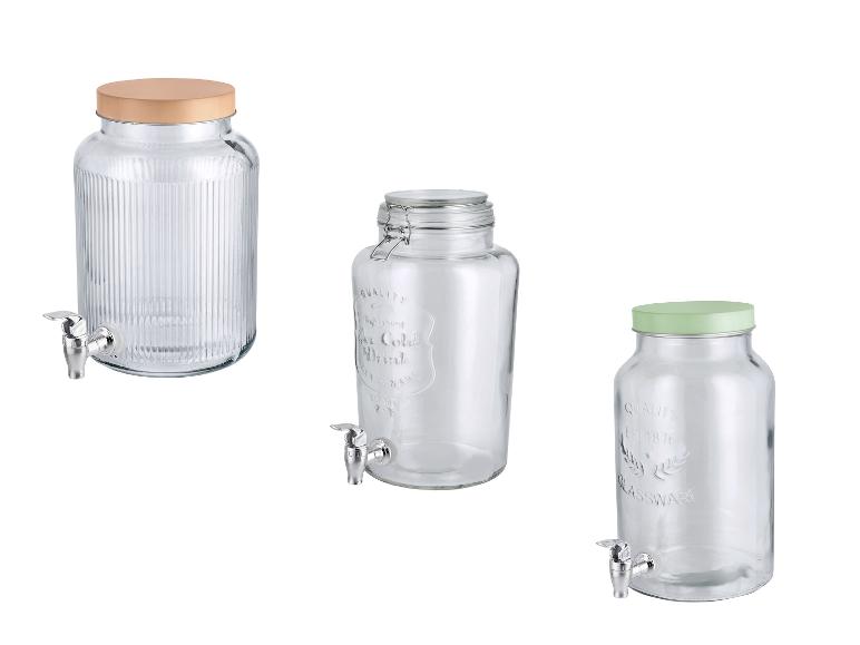 Drie glazen drankdispensers met kranen en diverse deksels.