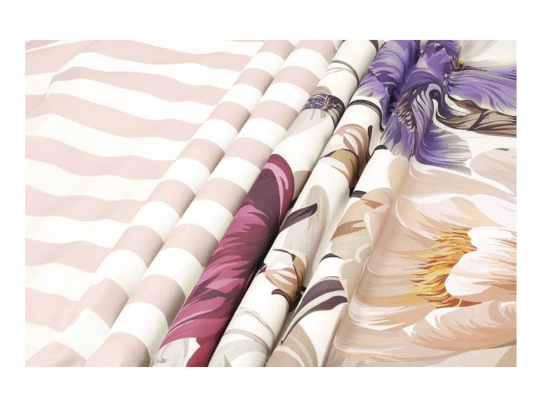 Gevouwen stoffen met strepen, bloemen en bladeren in paarse, beige en roze tinten.