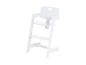 Witte houten kinderstoel met verstelbare planken.