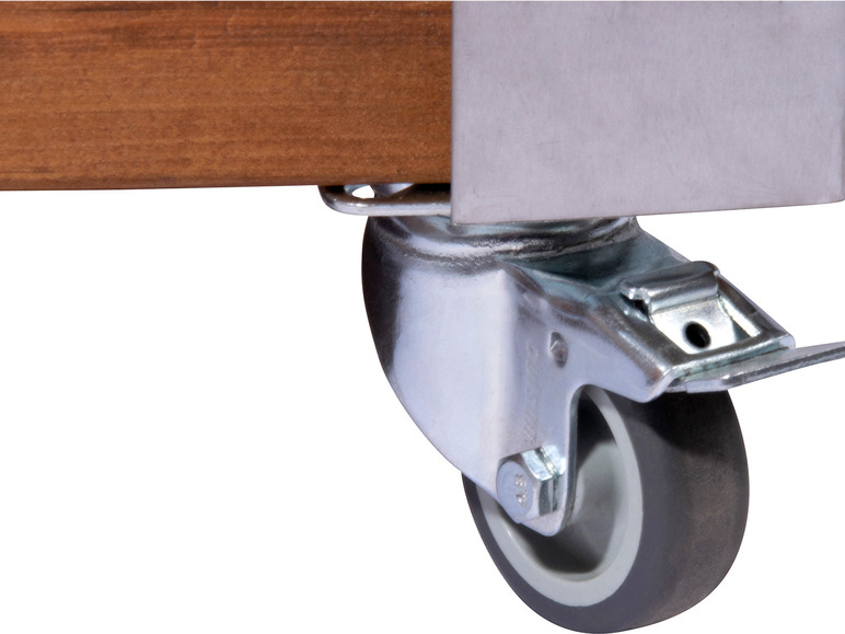 Een houten onderstel met metalen wielen