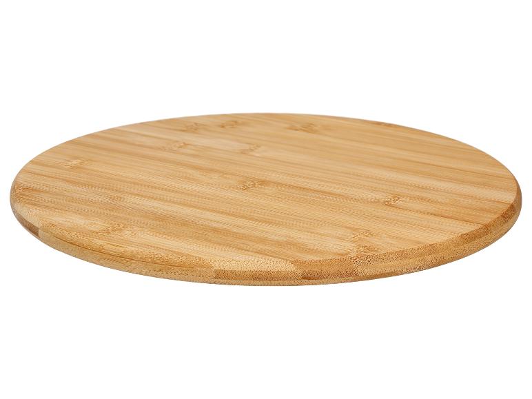 Ronde bamboe snijplank of serveerplank op een witte achtergrond.
