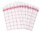 Een stapel witte keukendoeken met rode ruitjes.