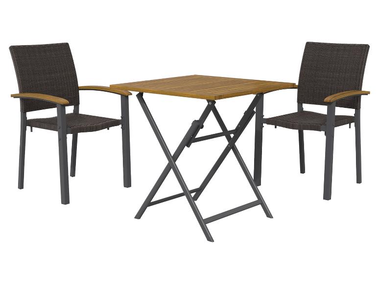 Set van twee bruine gevlochten stoelen met houten armleuningen en een opklapbare houten tafel.