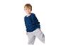 Jongen in blauwe gestreepte trui en grijze joggingbroek.